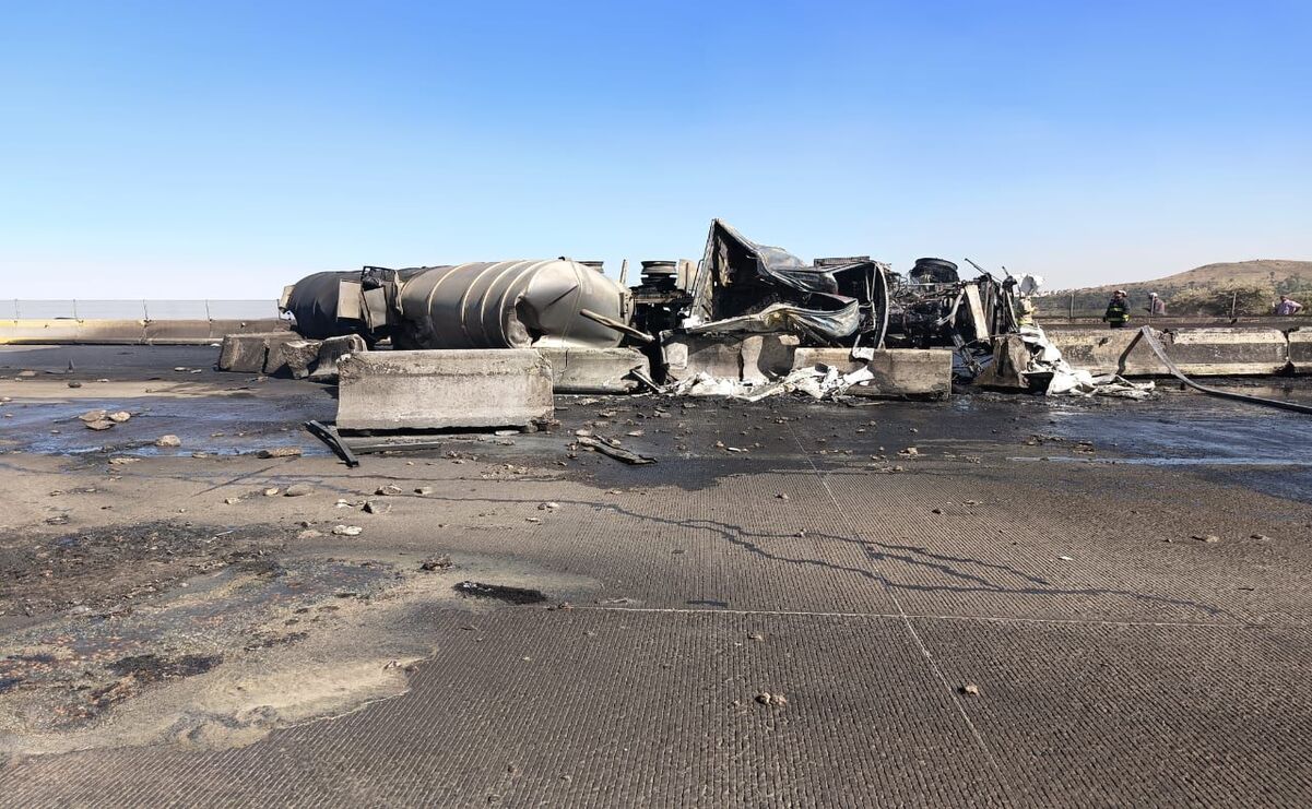 El incendio que se generó por la volcadura de una pipa de Pemex / Foto: Especial