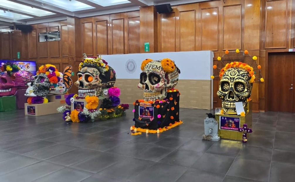 Vista general de la exposición de cráneos monumentales exhibidos en el Salón "Benito Juárez" del recinto legislativo. Foto Especial