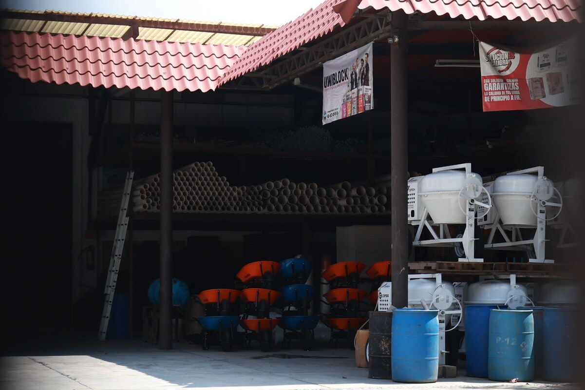 A un mes de que autoridades de seguridad federal y del Estado de México implementaron la operación denominada Liberación principalmente en la zona sur mexiquense, nada ha cambiado así lo consideran dueños de casas de materiales en Valle de Bravo ya que aún trabajan condicionados a comprar desde cemento, varilla, grava, tabique o bloc a un solo proveedor además de cumplir con la “cuota”.