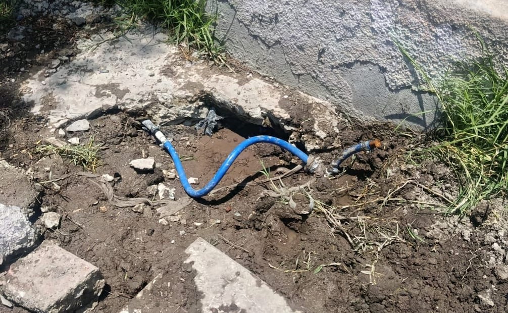 Herramientas como abrazaderas, coples, palas y seguetas fueron decomisadas por los oficiales del Sector 11. Foto Especial