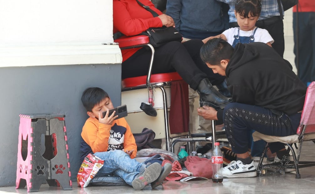 Padres de familia plantean que los celulares puedan utilizarse en situaciones de emergencia. Alejandro Vargas /El Universal