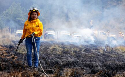 Genoveva rompe barreras y se une a brigada contra incendios forestales en Edomex
