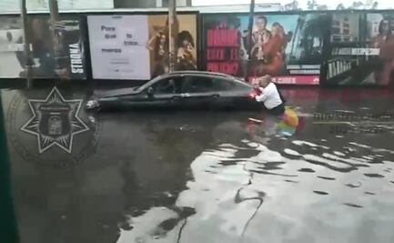 VIDEO: Inundación en Tlalnepantla: Un BMW queda varado en la Av. Manuel Ávila Camacho
