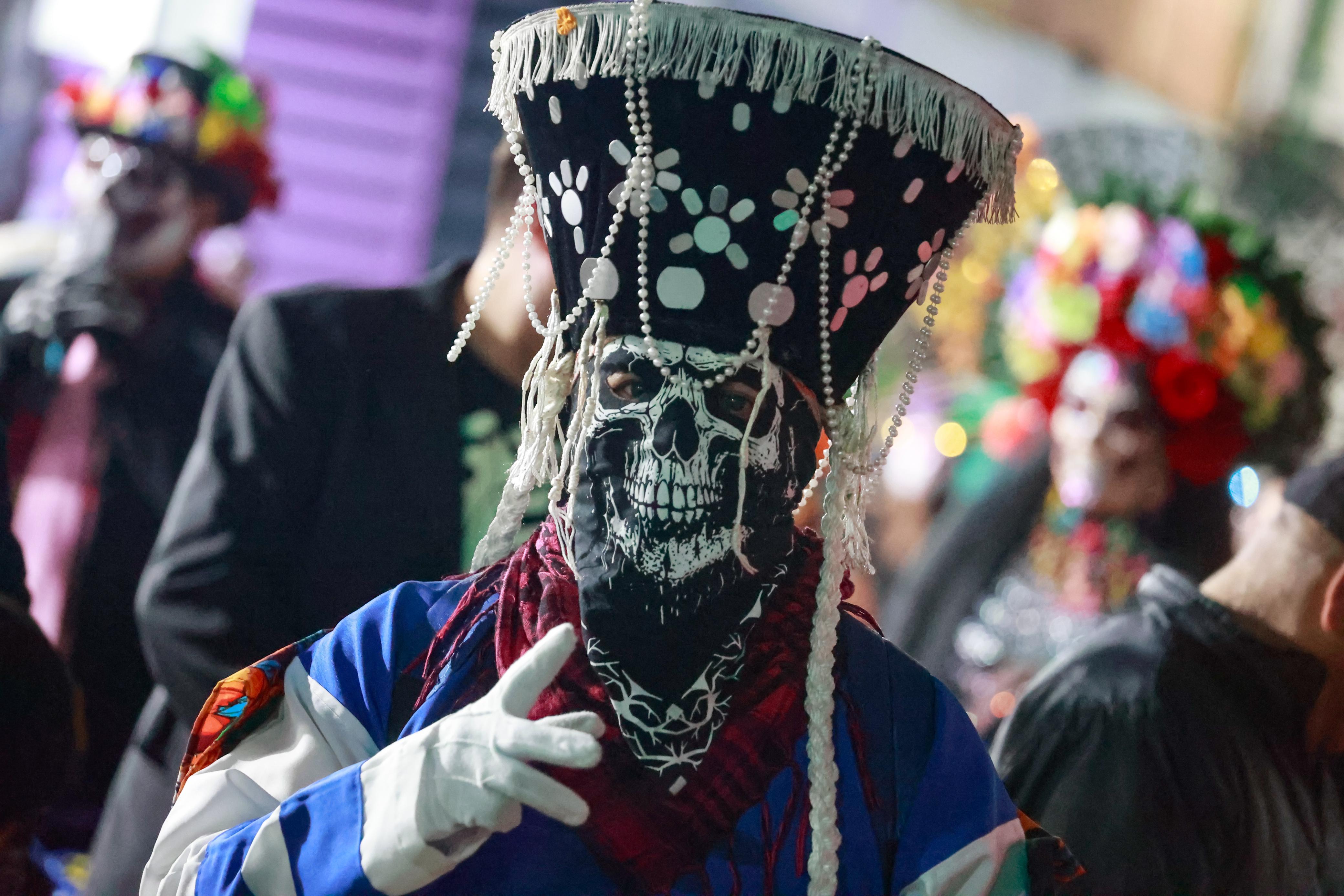 Los distintos personajes alusivos a la muerte se hicieron presentes en las calle de Toluca. Foto Alejandro Vargas