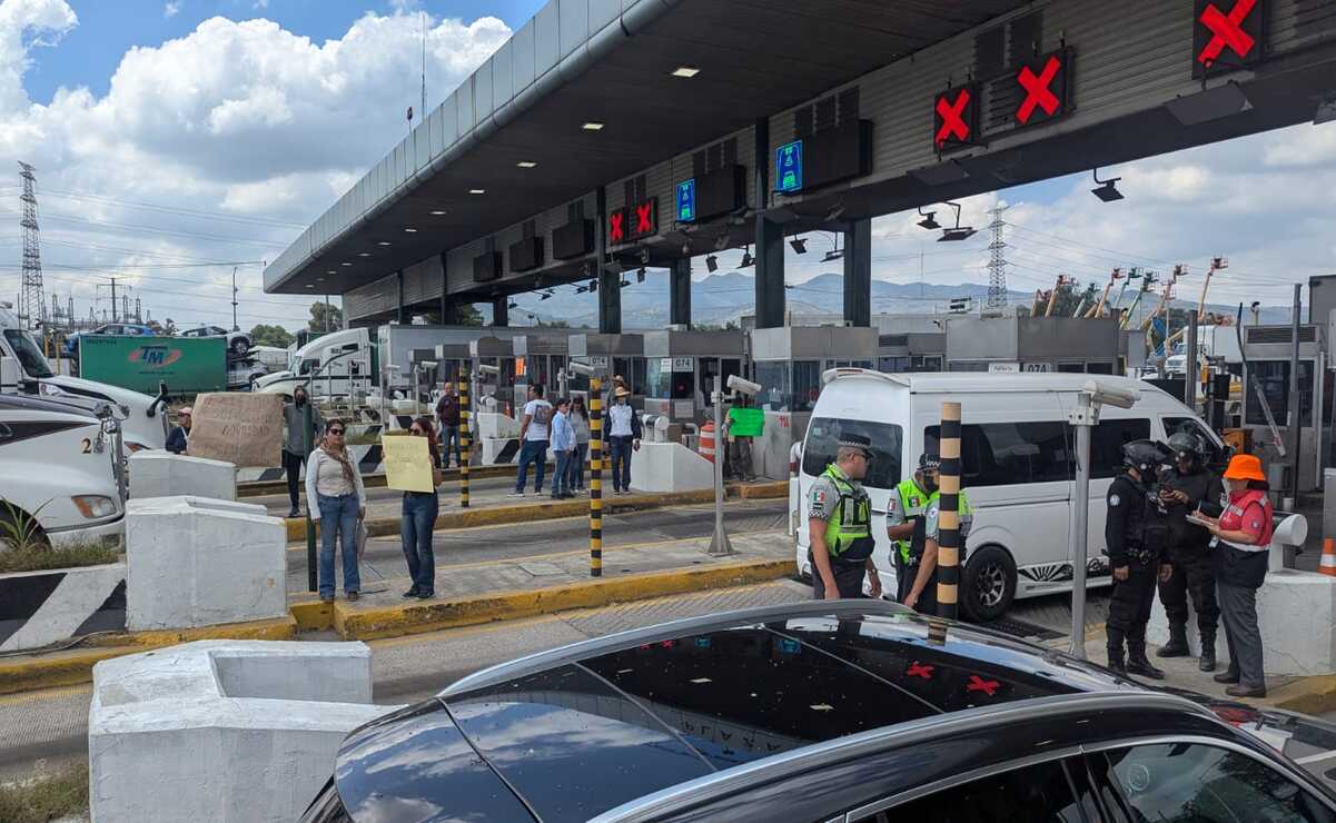 Estudiantes de la FES Cuautitlán levantaron las plumas en la caseta de cobro de la autopista México-Querétaro / Foto Especial
