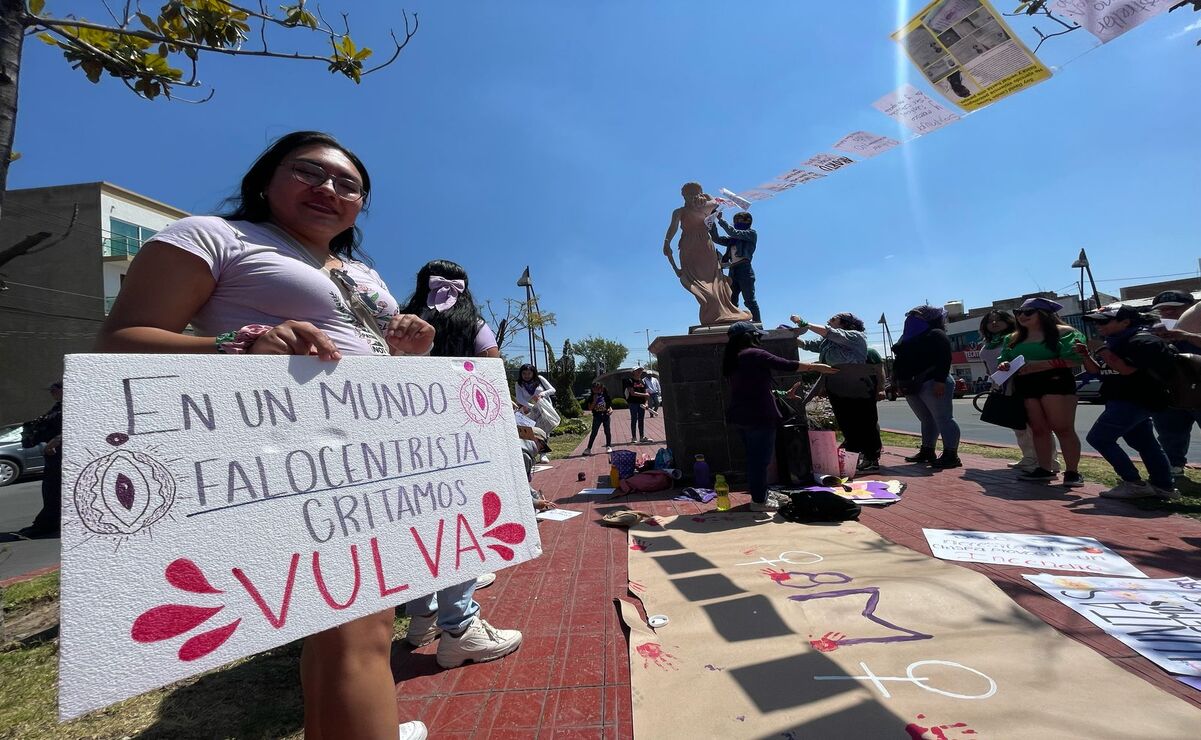 Decenas de mujeres se reunieron en la entrada del municipio de Atlacomulco. Foto: Michelle Sánchez