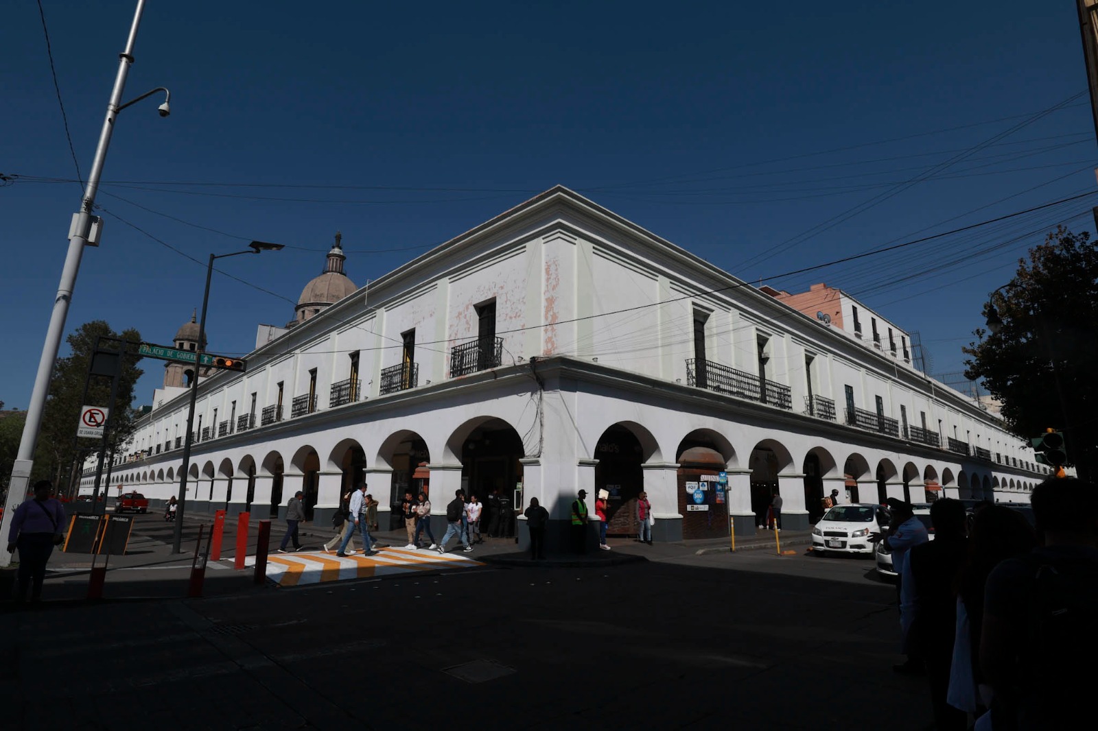 Luis Máximo canta en Los Portales de Toluca / Foto Alejandro Vargas