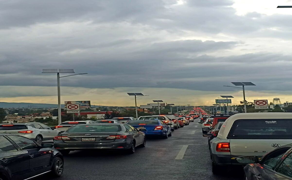 Bloqueo en Coyotepec paraliza la México-Querétaro por 10 horas: Conductores pierden paciencia ante el caos
