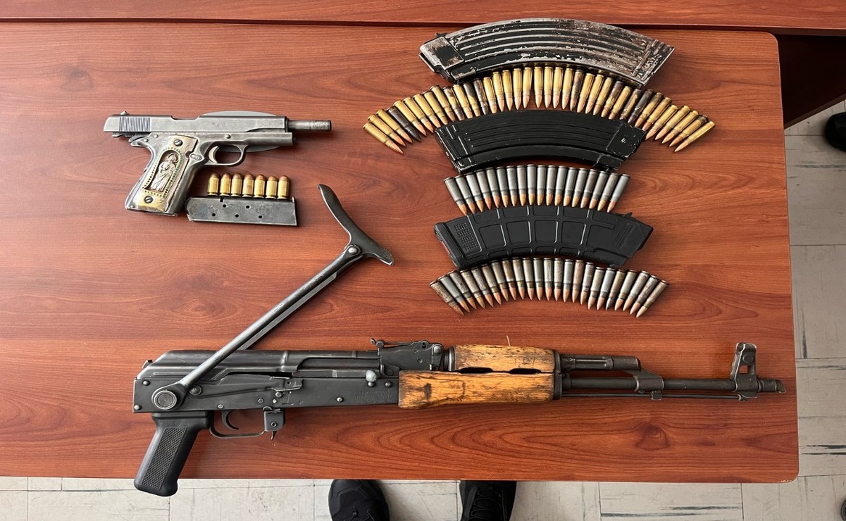A los tripulantes y decomisaron un arma larga, un arma corta, calibres 7.62 y 45 respectivamente, tres cargadores y múltiples cartuchos útiles. Foto: Especial