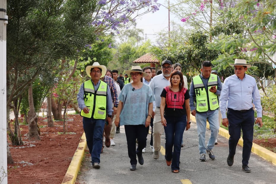 Azucena Cisneros Coss entregó a colonos calle Monte Chimborazo, de 750 metros lineales, en Parque Residencial Coacalco. Foto: especial