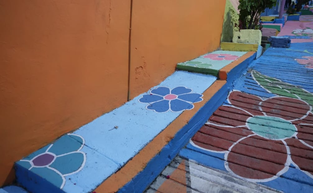 La recién intervenida calle Acacias en la colonia Buenavista luce completamente transformada con colores vibrantes y frases motivacionales. Foto Especial