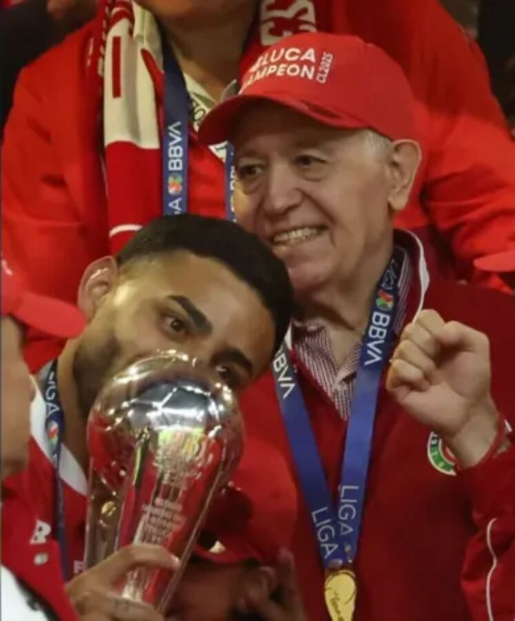 Alexis Vega le entregó la copa a don Valentín Diez tras el campeonato. Foto: X