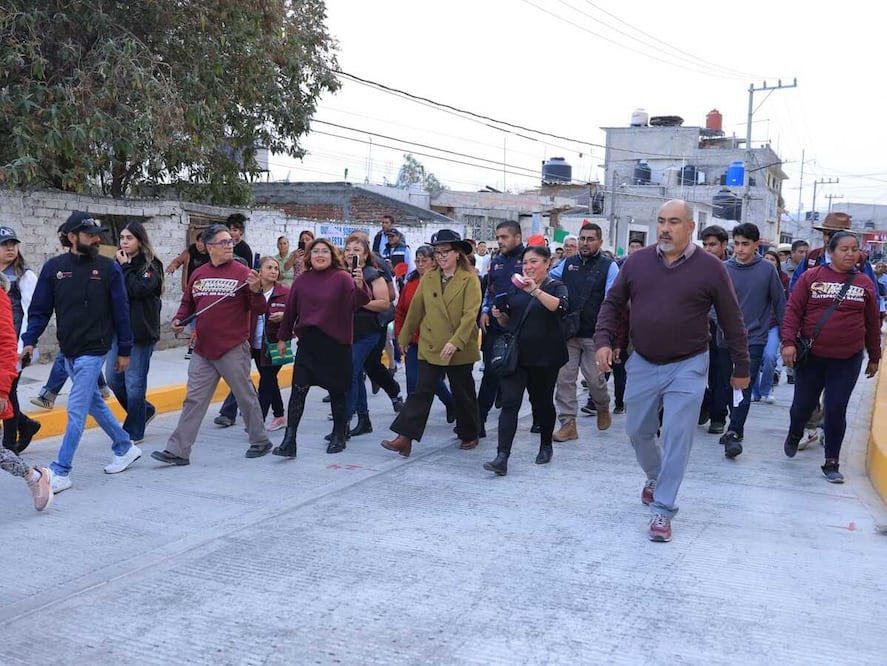 Cisneros Coss adelantó a los colonos que próximamente el gobierno municipal repavimentará una avenida secundaria o terciaria por día, para abatir el rezago. Foto: especial