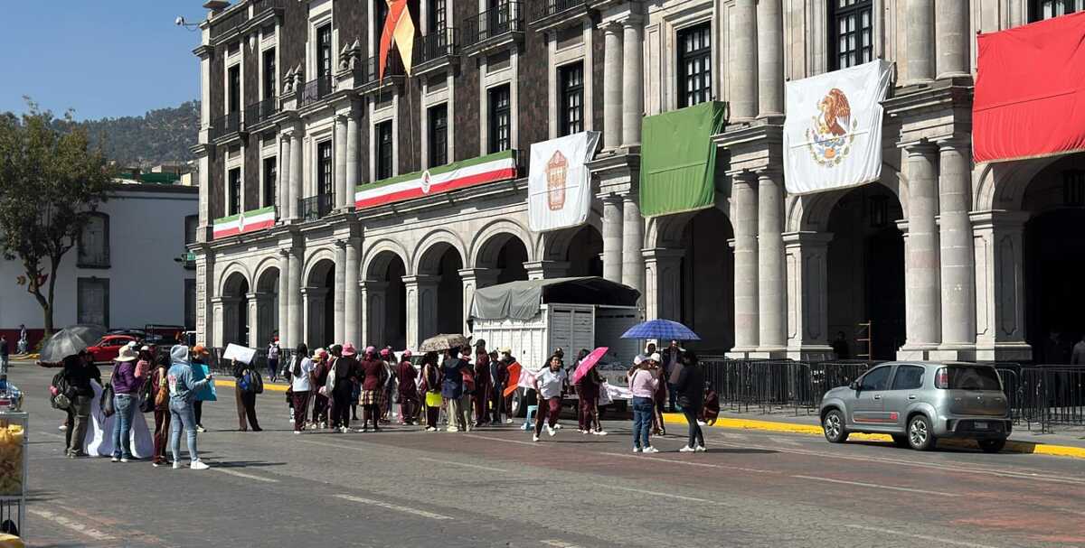 Alumnos del Plantel Azteca exigen a la gobernadora firmar convenio de para seguir operando