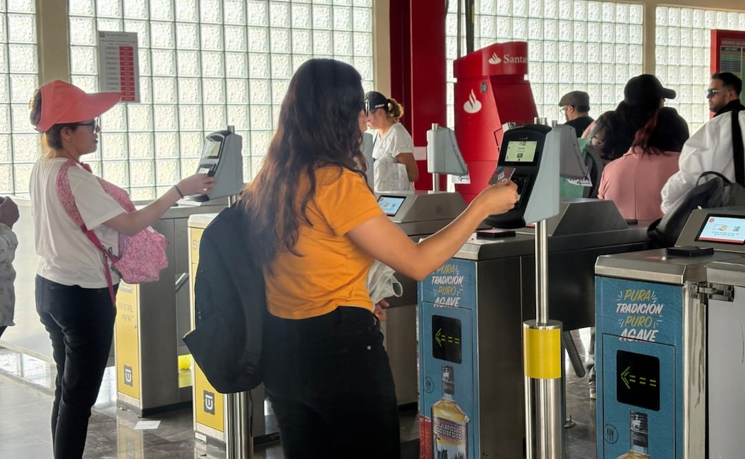 Ante la falta de pantallas informativas en las estaciones, los usuarios recurren a grupos de WhatsApp para monitorear los horarios del tren. Foto Arturo contreras / El Universal