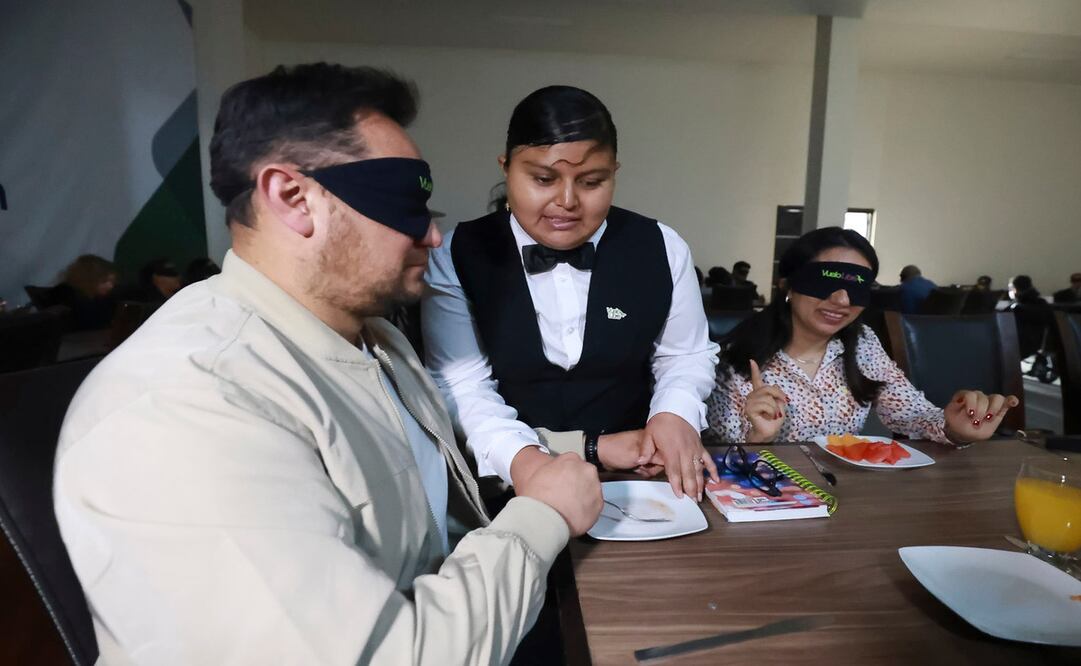 Los comensales quedaron inmóviles, pues una actividad tan básica como
comer se convirtió en un desafío / Foto Alejandro Vargas