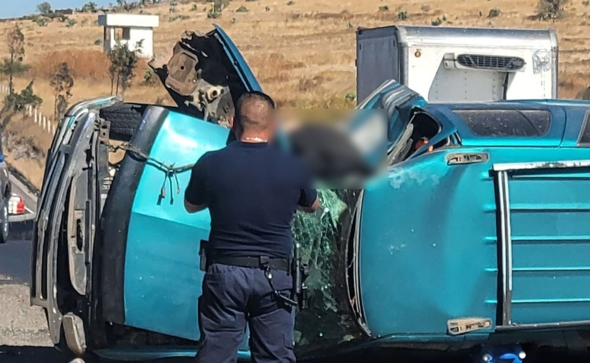 El motociclista quedó encima de la camioneta con la que chocó. Foto: Especial