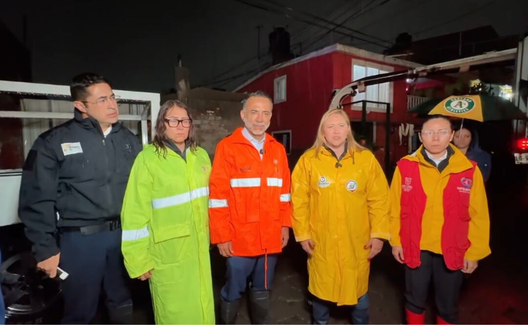 El presidente municipal de Metepec, Fernando Flores Fernández, junto a su equipo de seguridad y OPDAPAS, informó sobre las afectaciones por las intensas lluvias del 2 de junio. Foto: Especial