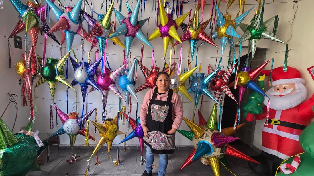 Si bien, diciembre es una buena temporada, comentó que en comparación con 2024 la demanda se ha mantenido, vendiendo en promedio 15 piñatas diariamente. Foto: Alma Rodríguez/ El Universal