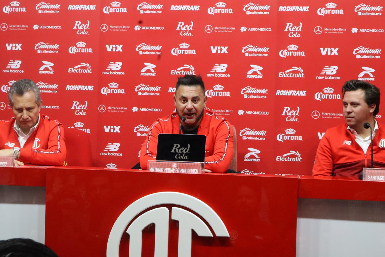 Los Diablos Rojos del Toluca inician un nuevo capítulo con la llegada de Antonio Mohamed. El experimentado estratega busca devolverle la gloria al equipo escarlata. Foto Karen Aldama