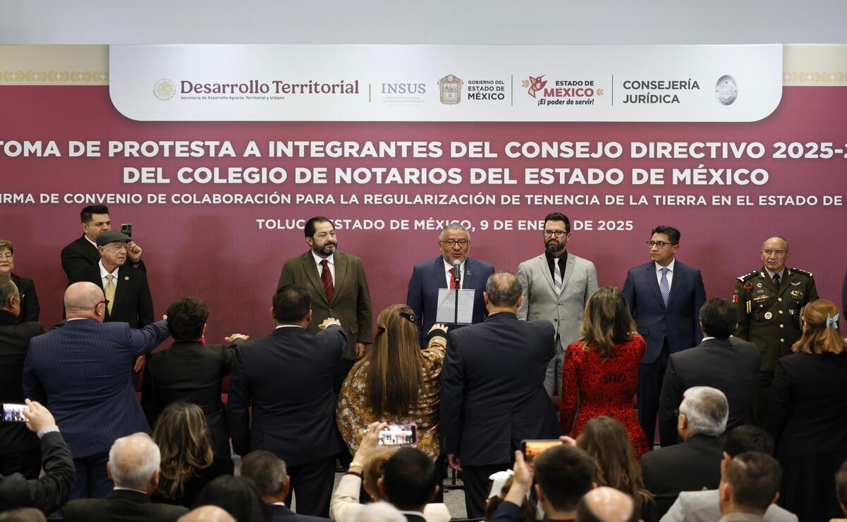 En el acto, Horacio Duarte tomó protesta al nuevo Consejo Directivo 2025 del Colegio de Notarios del Estado de México. Foto: Arturo Hernández