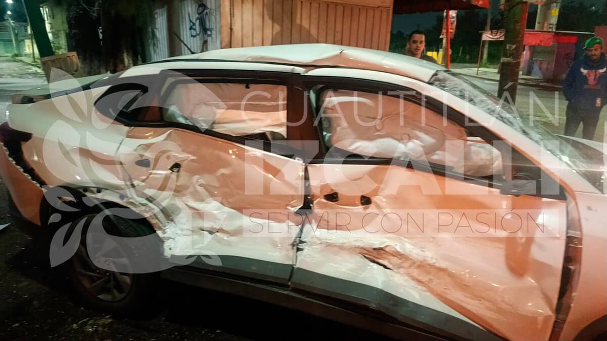 Paramédicos de Protección Civil y Bomberos y policías municipales de Cuautitlán Izcalli acudieron al sitio para brindar atención a los pasajeros de ambas unidades. Foto: especial