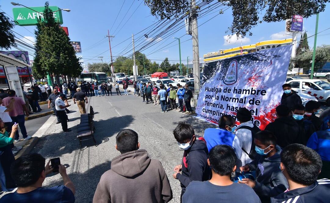 Las oficinas de la SEIEM fueron evacuadas ante la llegada de los normalistas. Foto: Arturo Hernández.