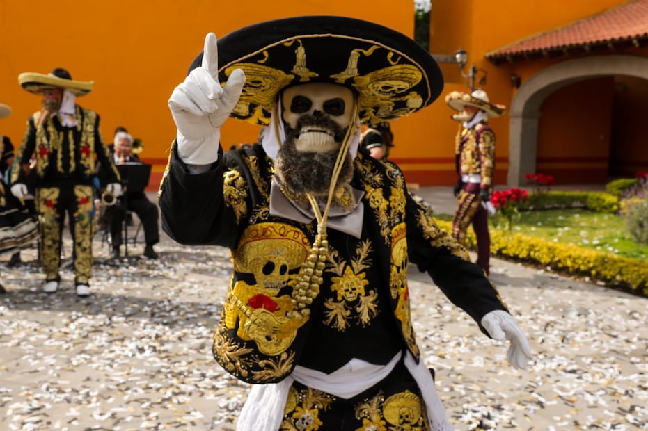 Maestros mascareros de Chimalhuacán celebran 100 años de crear arte que da vida al personaje del Charro. Foto Especial