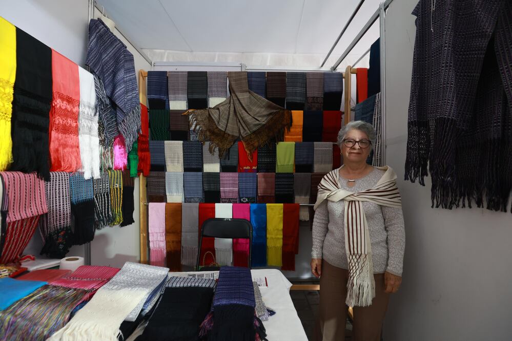 Tenancingo inició su vigésima segunda edición de la Feria del Rebozo donde 130 artesanos podrán ofertar durante tres días esta prenda típica del municipio. Foto: Alejandro Vargas EL UNIVERSAL