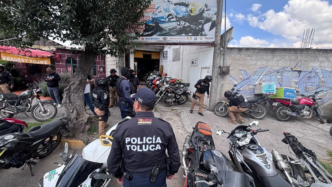 Vecinos señalaron a los detenidos como los presuntos responsables de robos de celulares a transeúntes, cometidos presuntamente a bordo de una motocicleta. Foto: especial