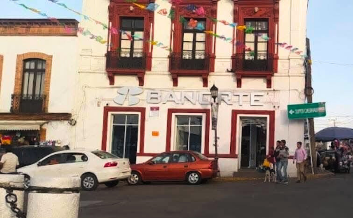 Elementos de seguridad persiguen a los responsables del asalto a la camioneta de valores. Foto: Especial
