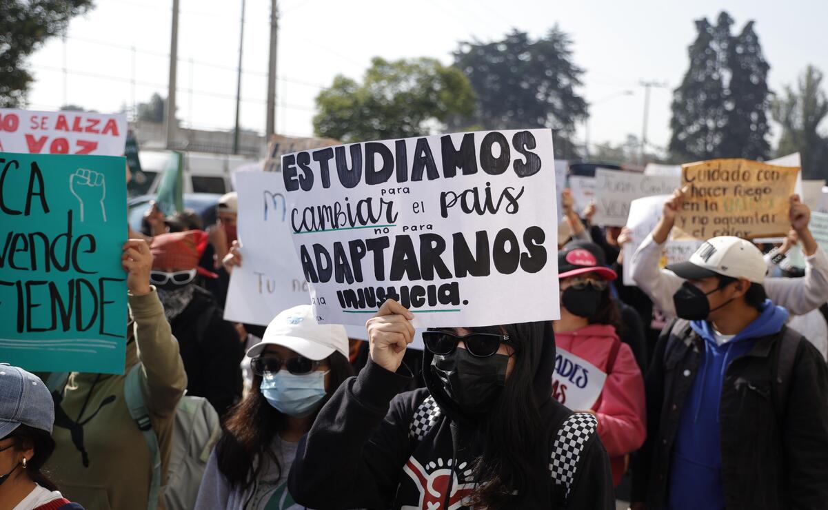 Durante la manifestación los jóvenes denunciaron las condiciones precarias de la Facultad "Los Uribe". Foto: Arturo Hernández / El Universal Estado de México