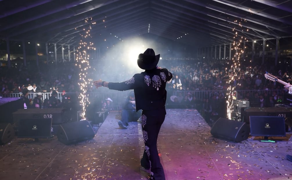 Gerardo Ortiz y Edwin Luna con La Trakalosa pusieron a cantar a los asistentes en la primera noche de conciertos. Foto Especial