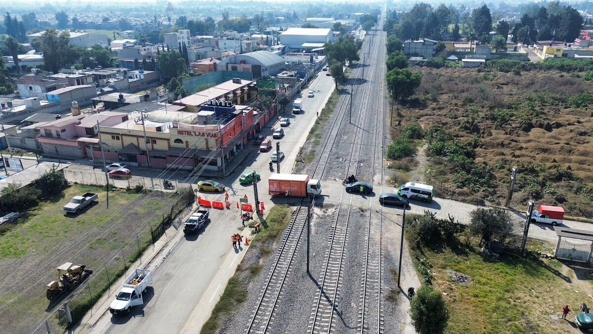 La Avenida Ferrocarriles Nacionales Oriente se encuentra cerrada en el tramo que va del cruce con la calle Francisco Sarabia hacia la calle 5 de Mayo. Foto: Arturo Contreras/ El Universal