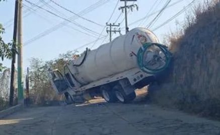 Pipa de agua se sale del camino y cae en una zanja