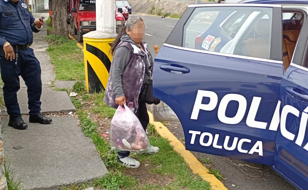 Elementos de la policía municipal presenciaron el momento cuando Josefina, de 64 años de edad, arrojó desechos en la vía pública. Foto. Especial