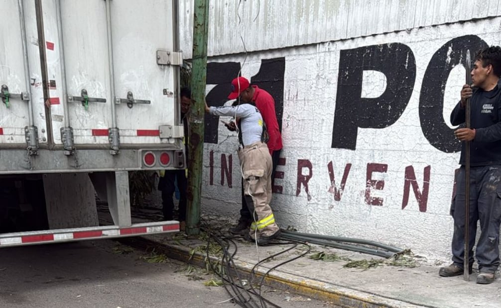 La avenida Gobernadora en Santa María Tulpetlac fue escenario del incidente luego de que una locomotora arrastrara cableado de telefonía. Foto Especial