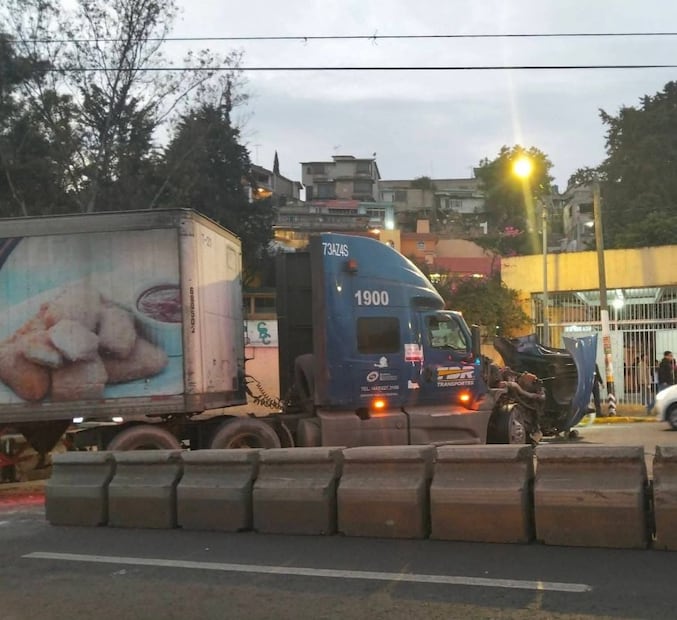En otro hecho, en la carretera Nicolás Romero-Atizapán, el conductor de un tráiler se habría quedado sin freno y al perder el control de la unidad, chocó contra el muro de contención. Foto: especial