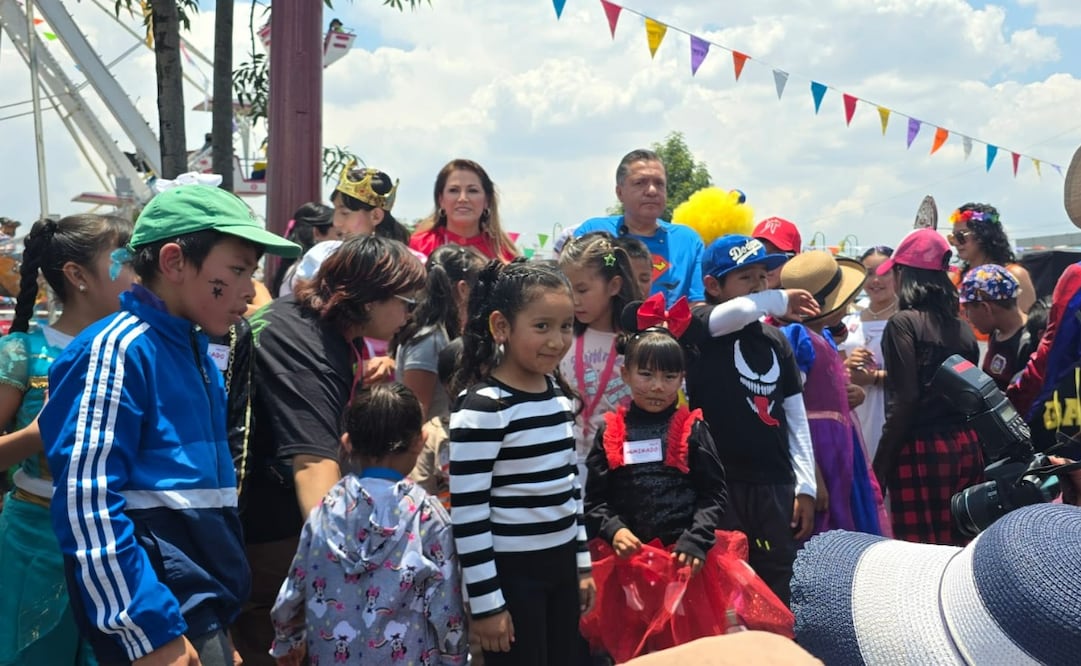 Personajes de películas y superhéroes convivieron con familias toluqueñas en una jornada de juegos mecánicos y concursos. Foto Especial
