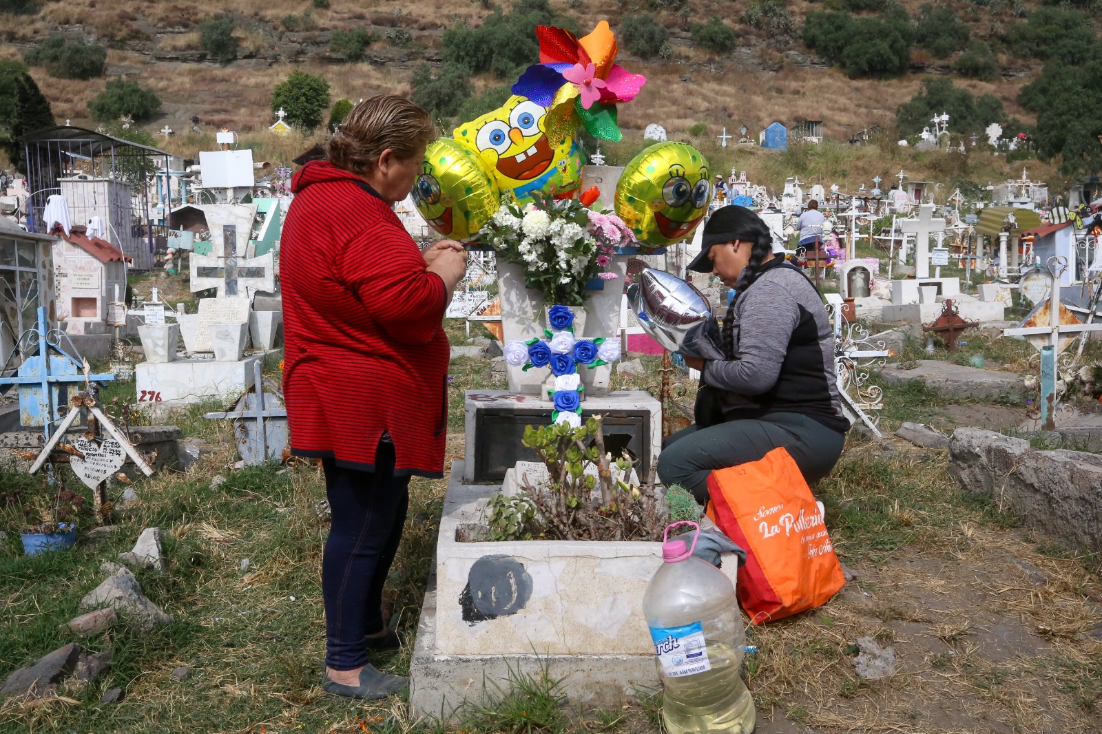 En el caso de las tumbas de los niños, algunas familias colocaron globos. Foto Arturo Hernández y Luis Camacho