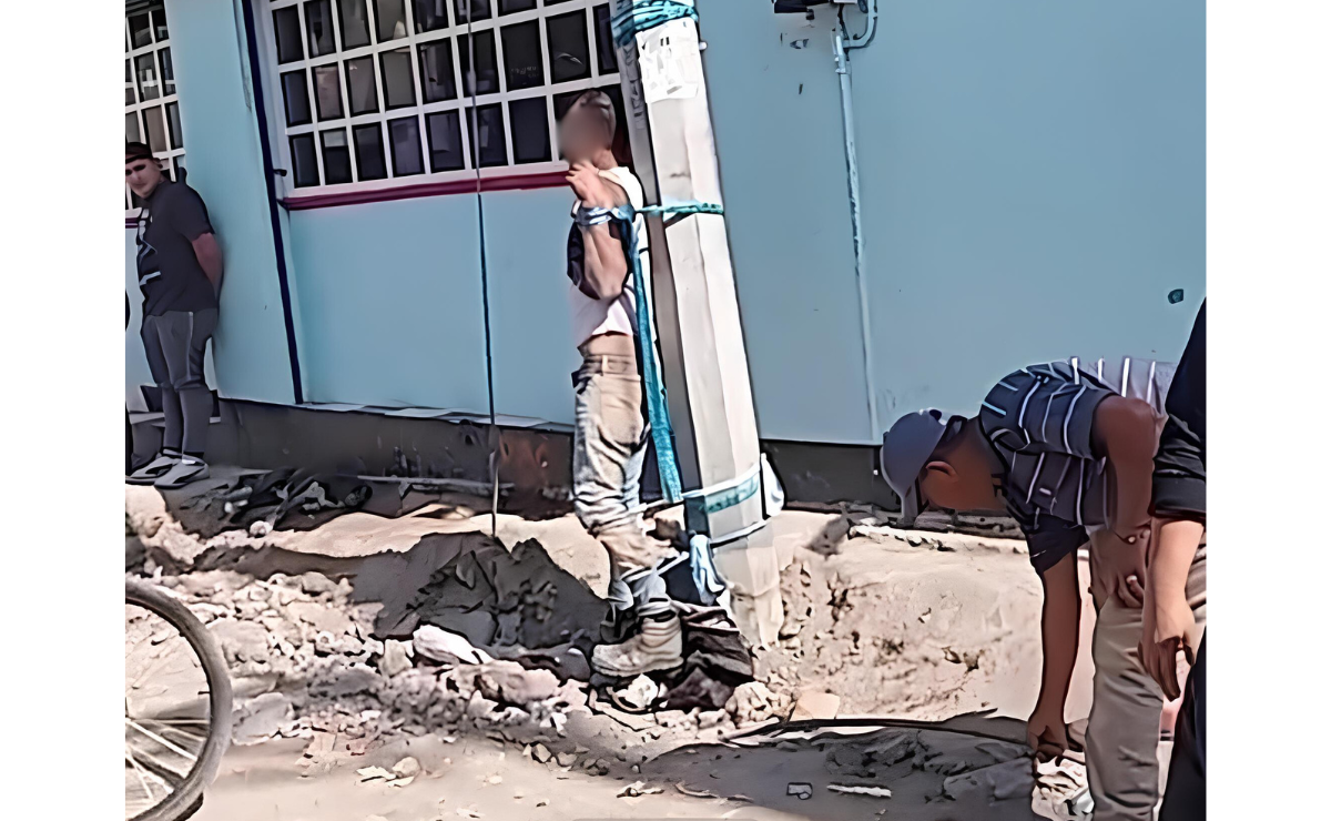 Un hombre es rescatado por la policía municipal de Chimalhuacán luego de ser agredido por una turba enardecida. Foto: Especial