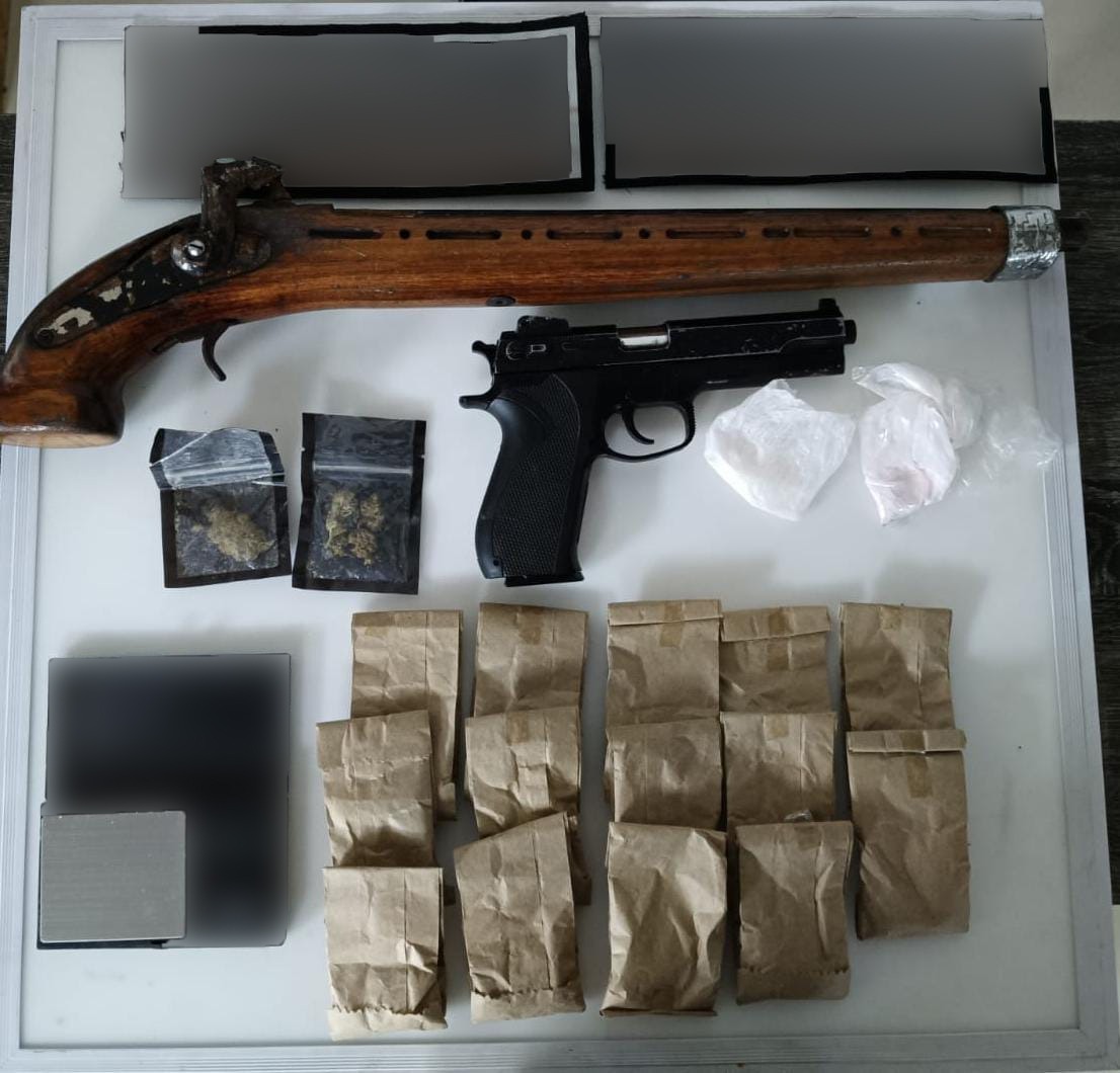 Los policías hallaron dos bolsas con marihuana, una bolsa con 14 envoltorios de pólvora, dos réplicas de armas de fuego / Foto Especial