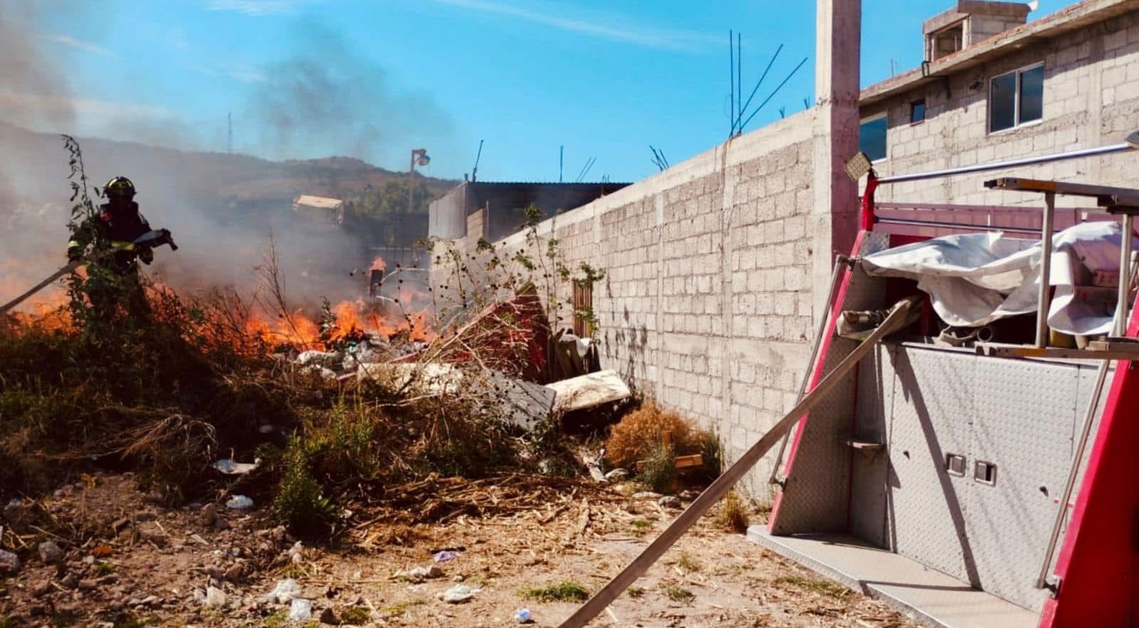 El Incendio se registró en un predio ubicado en la colonia Axotlán II, donde se almacenaban materiales para reciclaje. Foto: Especial