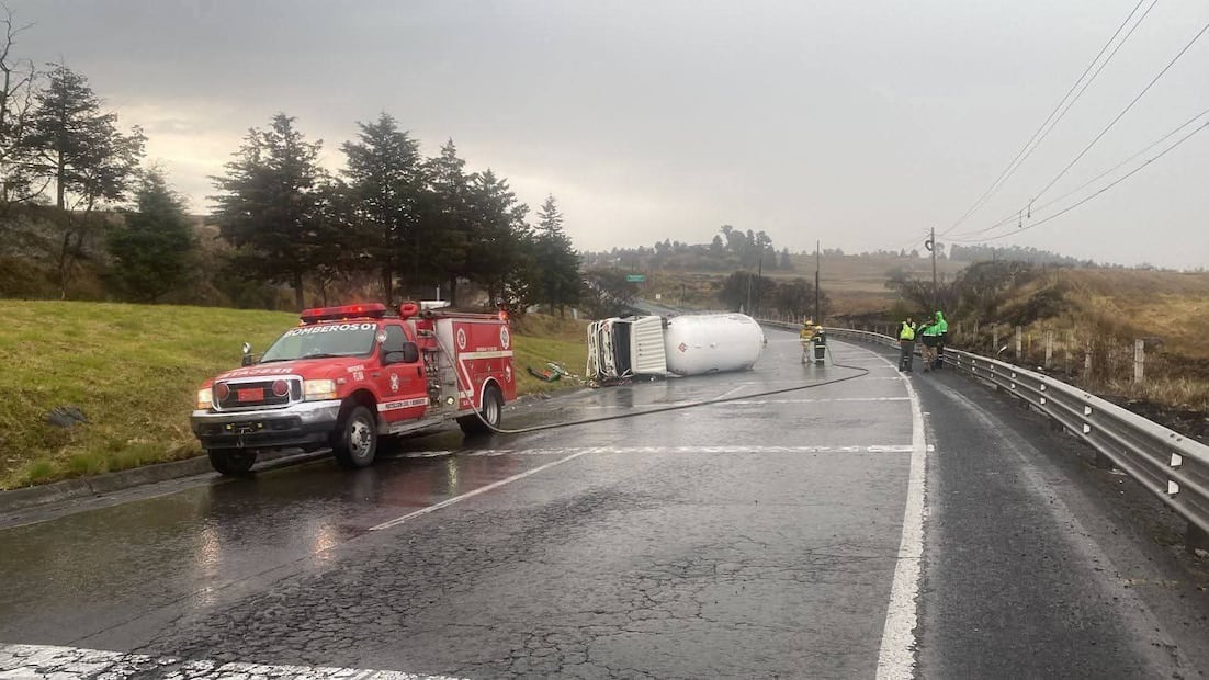 Elementos de Protección Civil coordinan el acordonamiento perimetral para evitar cualquier fuente de ignición cerca de la unidad siniestrada. Foto Especial