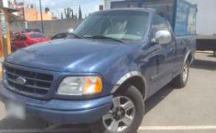 Policías interceptaron una camioneta marca Ford, modelo F-250, color azul / Foto Especial