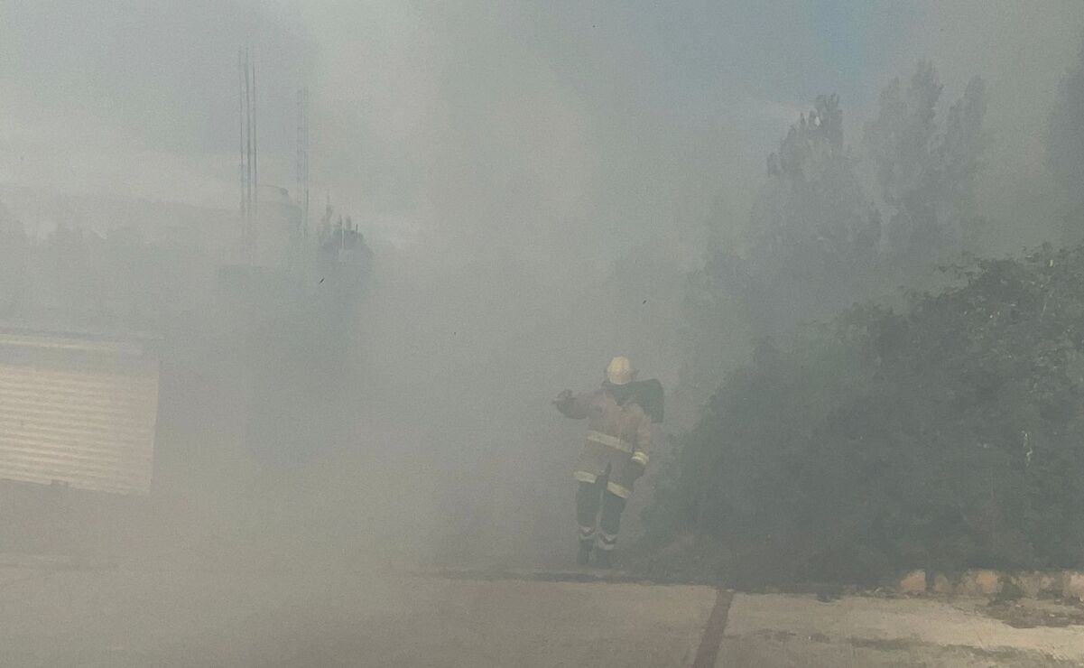 Atlacomulco: Incendio consume pastizales en la colonia 2 de abril