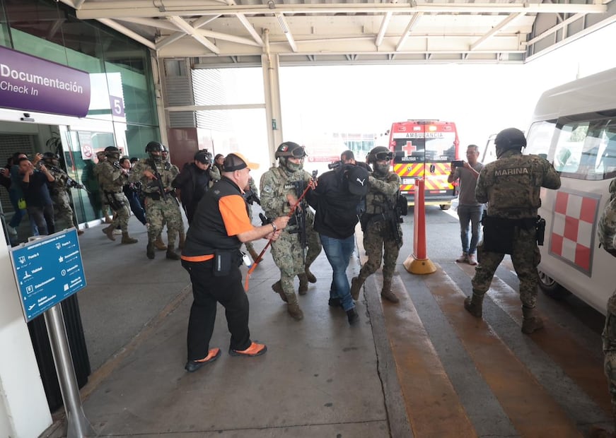 Equipos de seguridad probaron su coordinación para negociar y neutralizar la amenaza, simulando un ataque armado en el área comercial y la Torre de Control. Foto Alejandro Vargas / El Universal