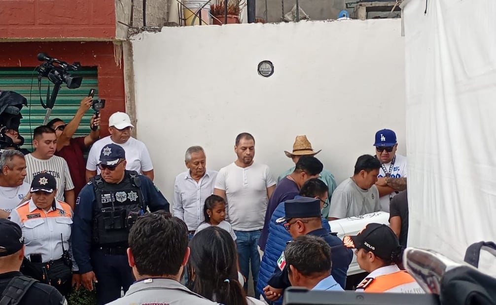 Familiares y vecinos reciben el cuerpo del pequeño Henry para un velorio privado en su hogar. Foto Especial