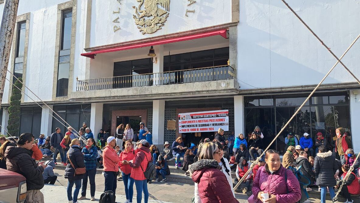 Los trabajadores se concentraron frente al Ayuntamiento de Ecatepec. Foto Especial