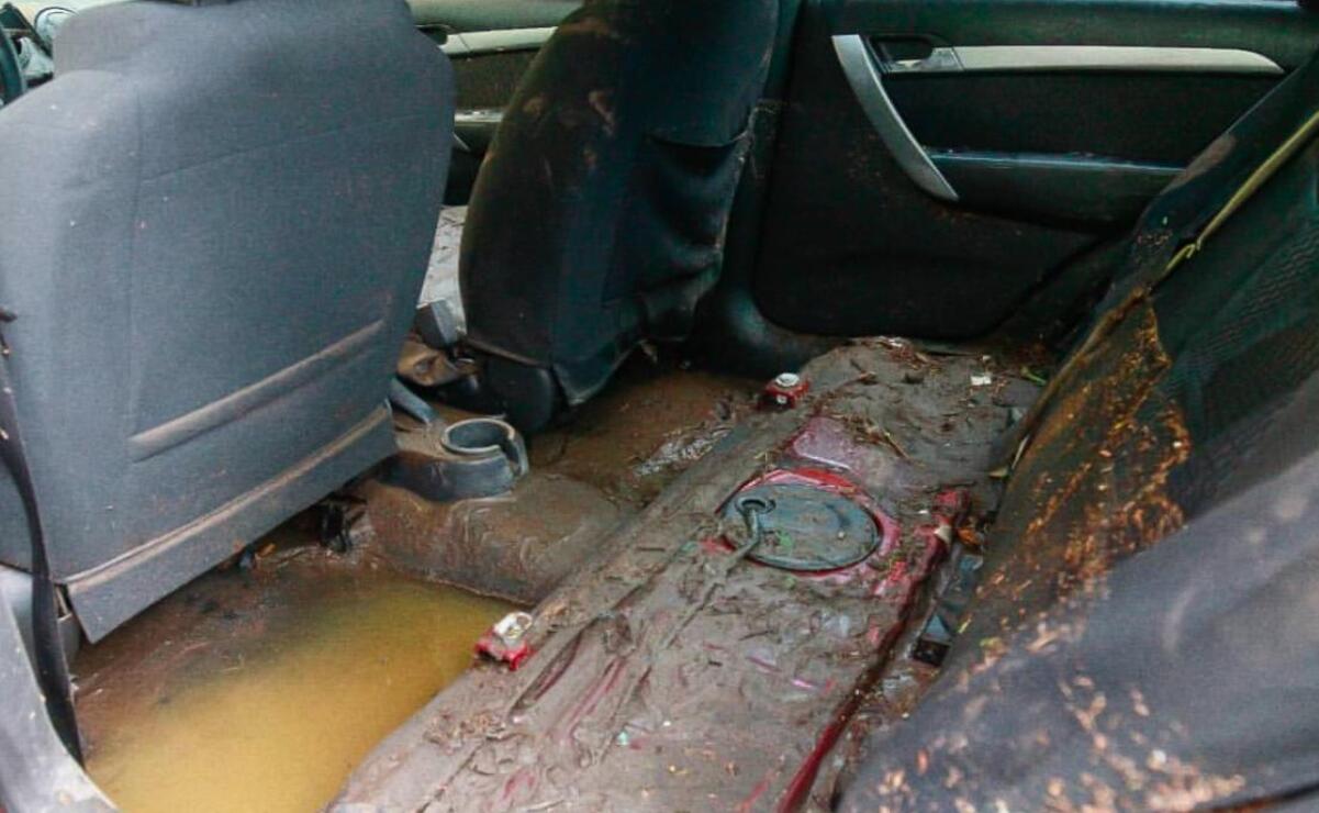 Luego de la inundación, debes sacar los interiores del carro / Foto: Alejandro Vargas